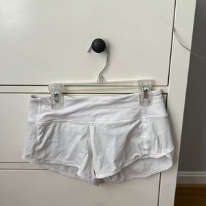 white lululemon 2.5 low rise speed up shorts